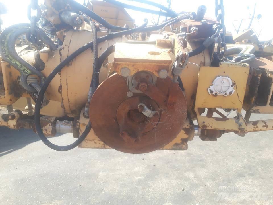 CAT 438B Transmisija