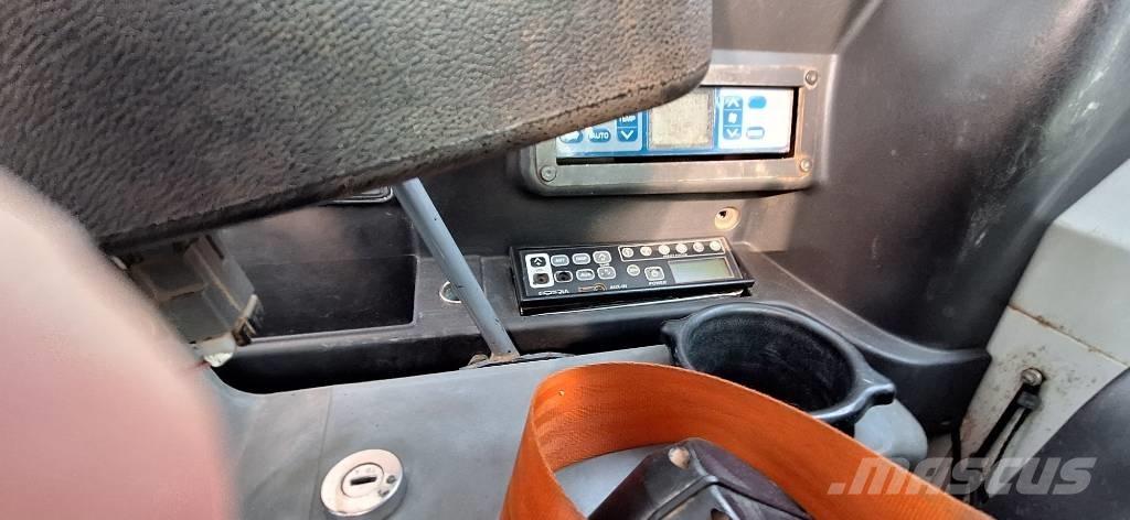 Takeuchi TB 295W Bageri točkaši