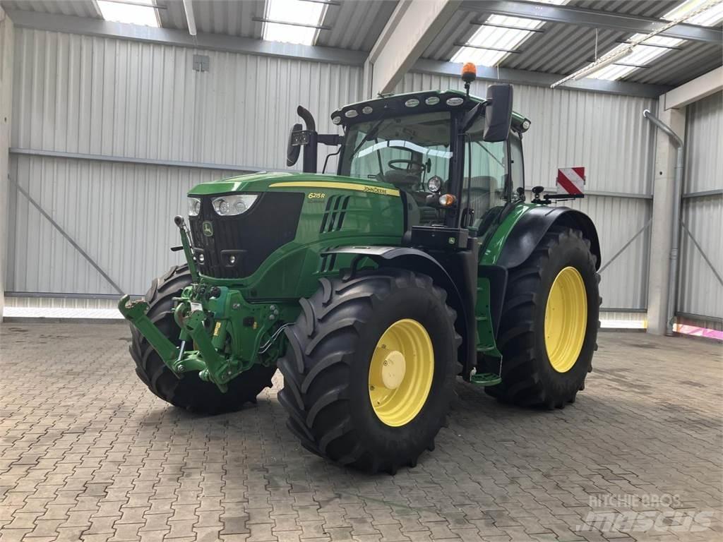 John Deere 6215R Traktori
