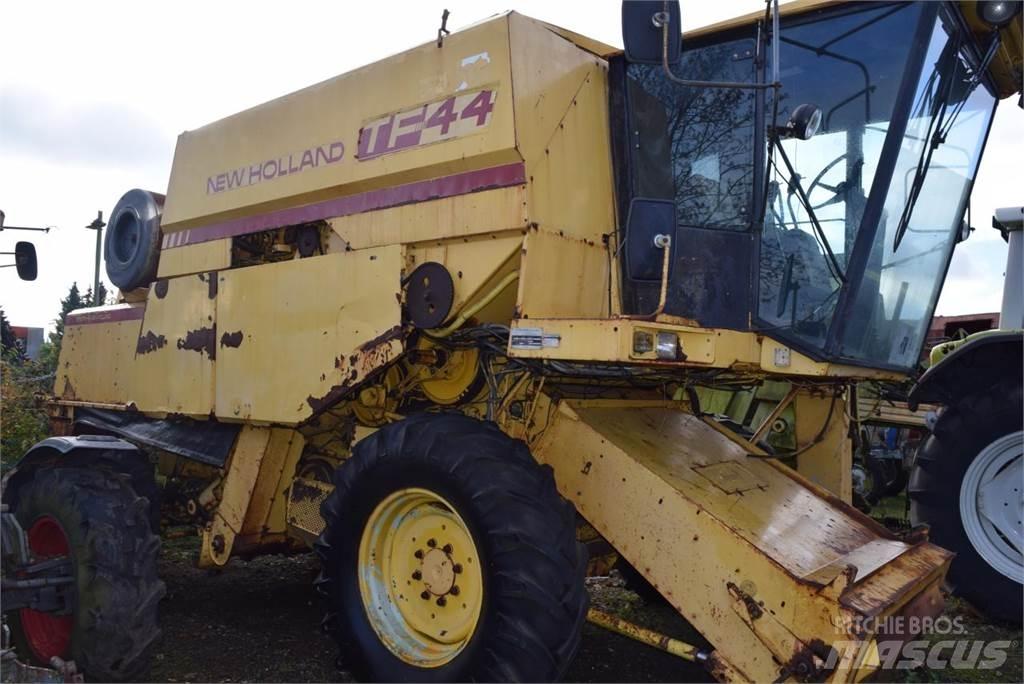 New Holland TF 44 Kombajni