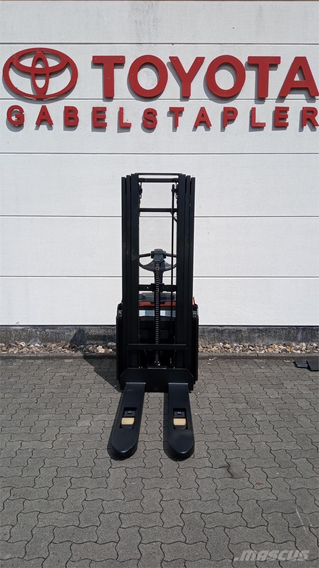 Toyota SWE140L Samopogonski ručni viljuškari