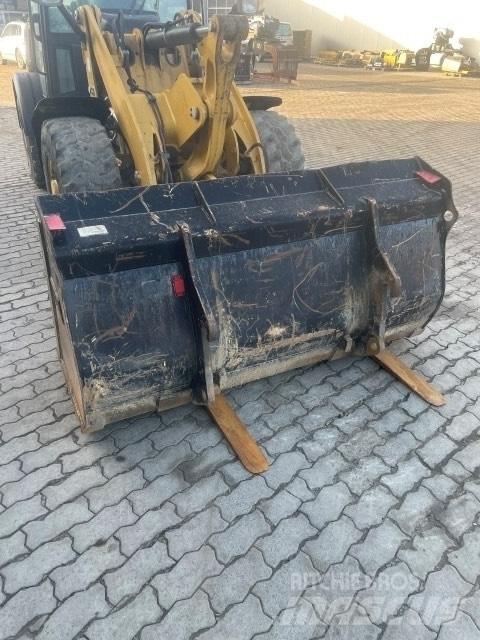 CAT 906 Utovarivači na točkove