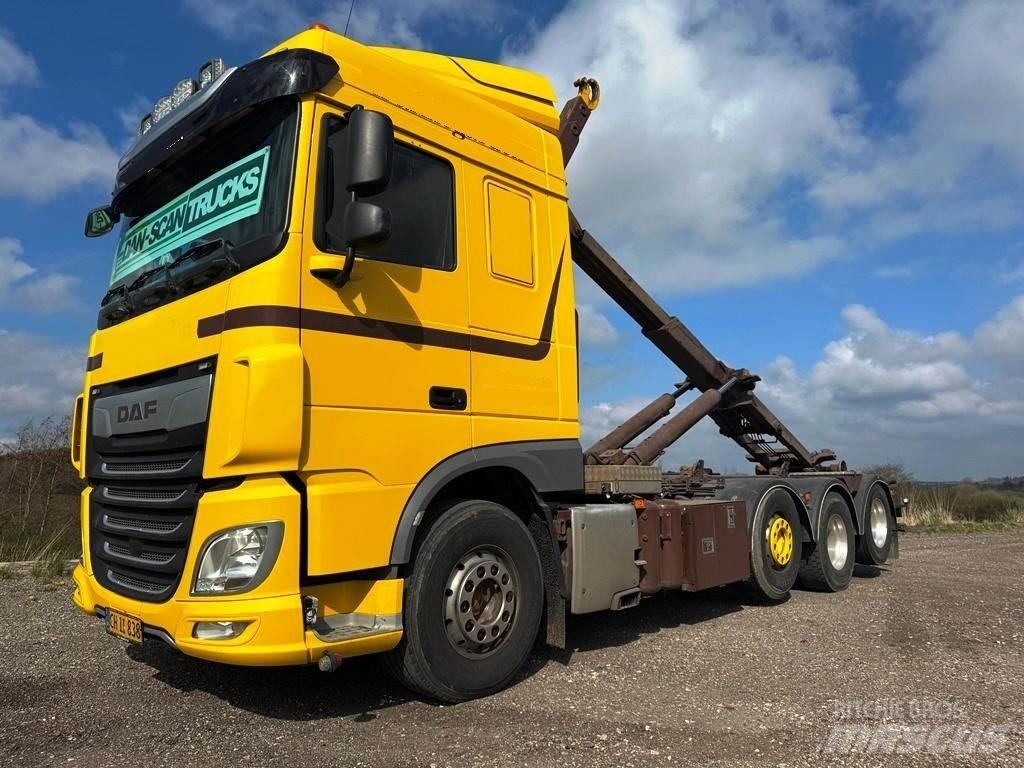 DAF XF 530 8x2-*4 Rol kiper kamioni sa kukom za podizanje tereta