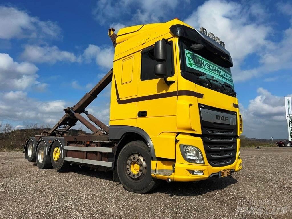 DAF XF 530 8x2-*4 Rol kiper kamioni sa kukom za podizanje tereta