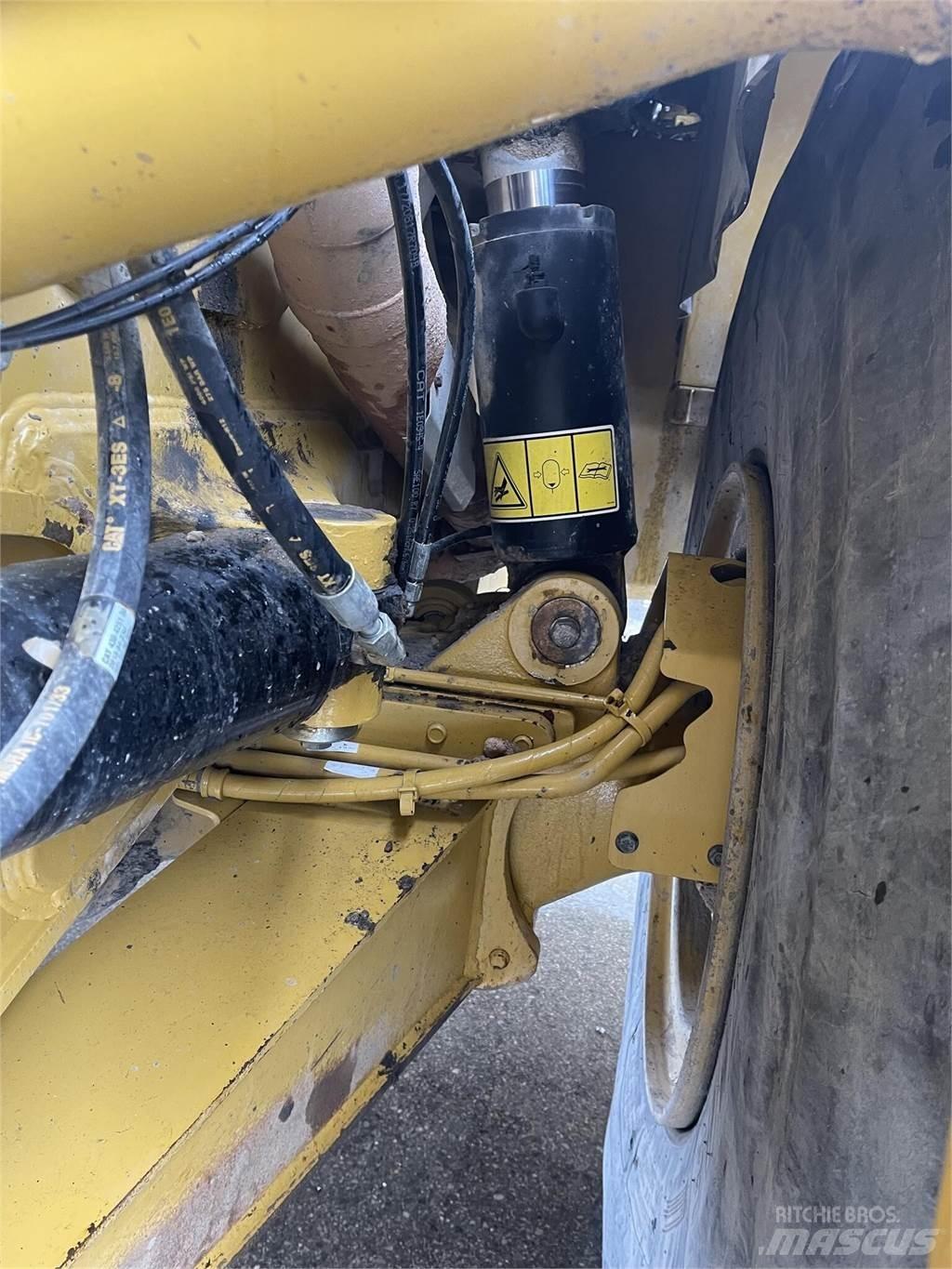 CAT 745 Zglobni damperi