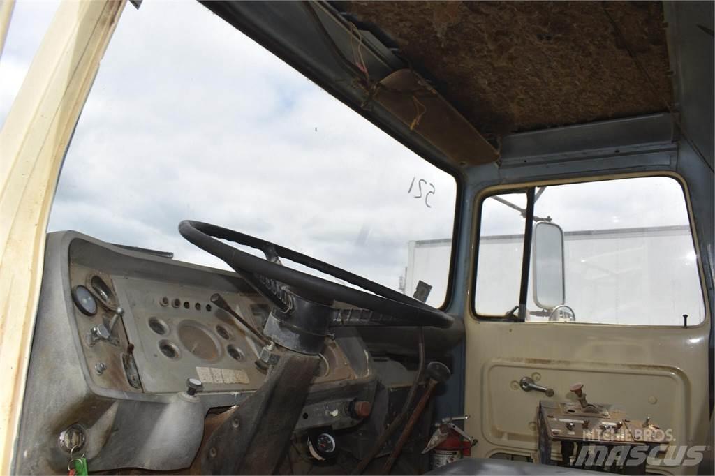 Ford L8000 Kamioni cisterne