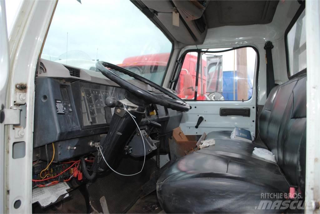 International 4700 Kamioni sa kranom