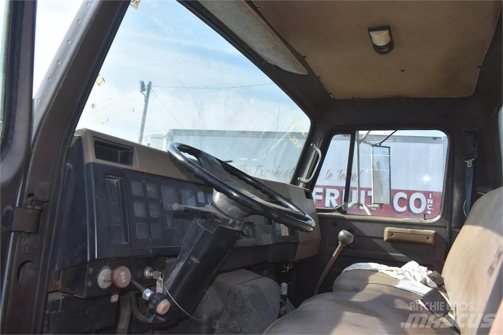 International 4900 Kamioni sa kranom