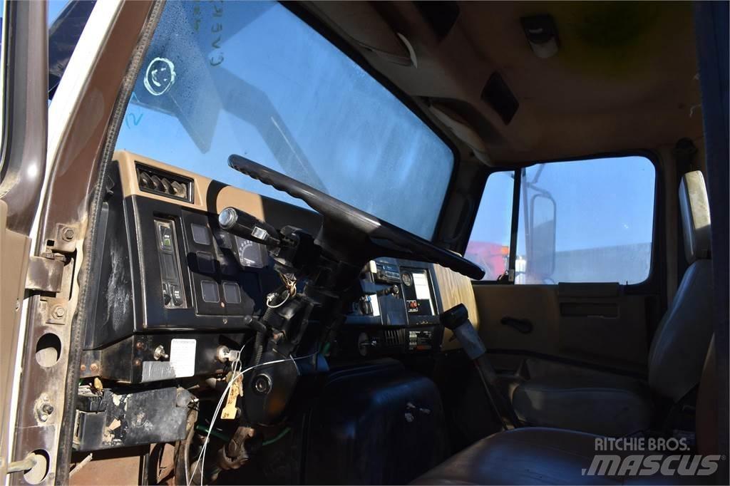 International 8200 Kamioni sa kranom