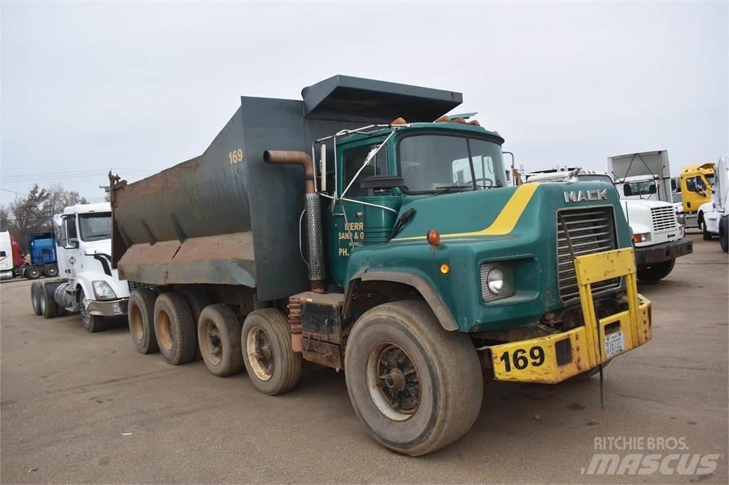 Mack DM688 Kiperi kamioni