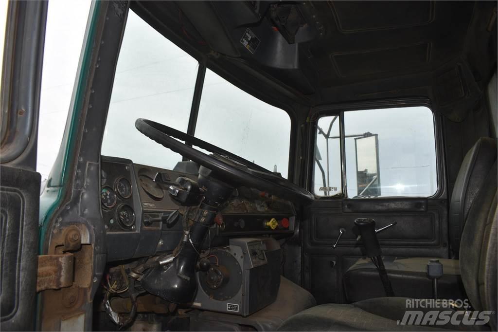 Mack DM688 Kiperi kamioni