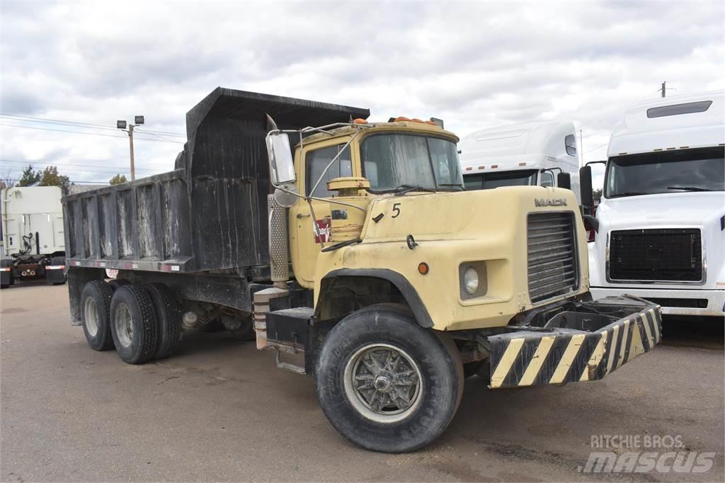 Mack DM690S Kiperi kamioni