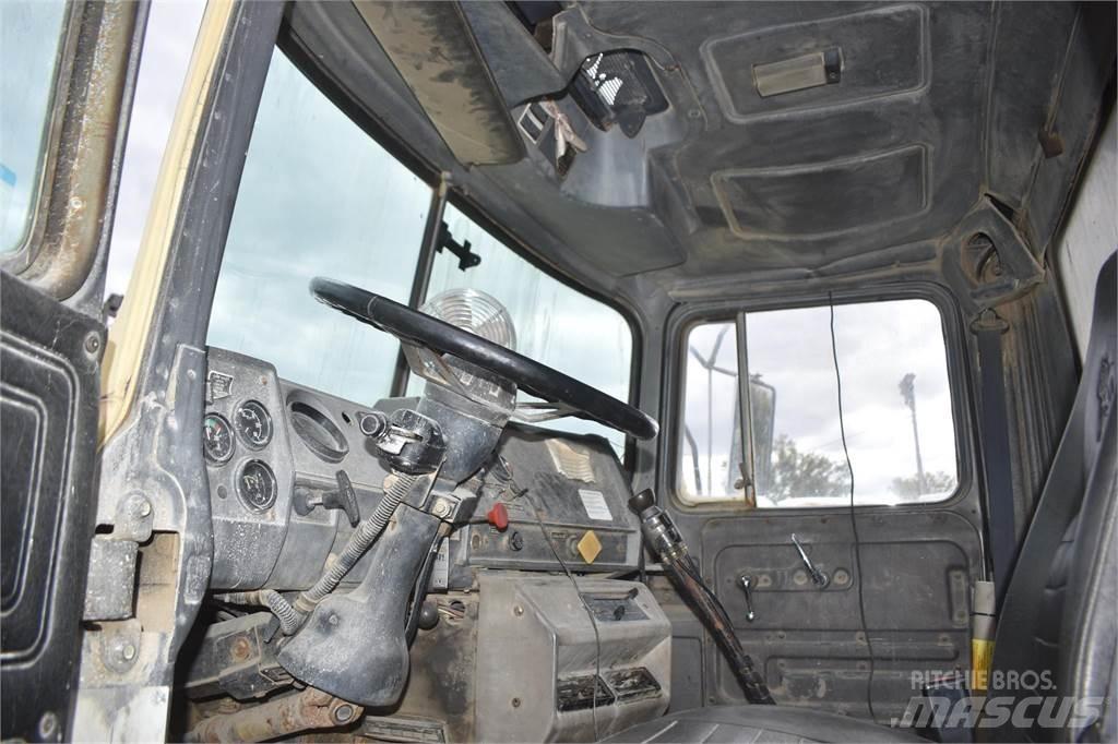 Mack DM690S Kiperi kamioni