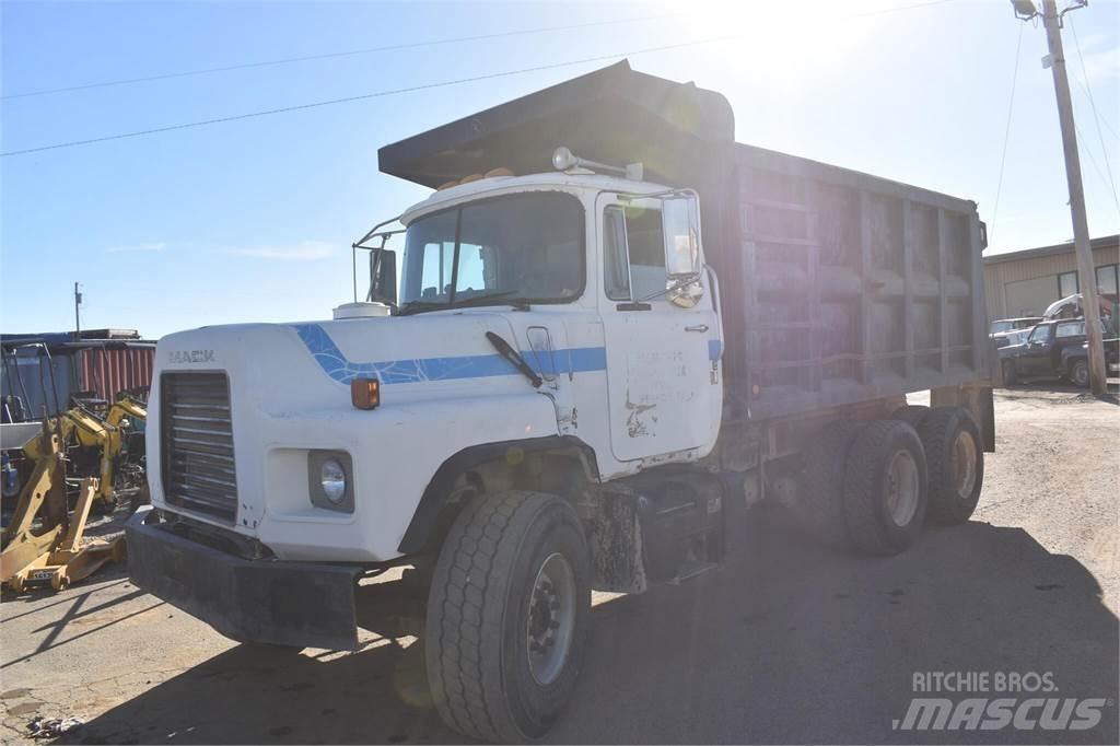 Mack DM690S Kiperi kamioni