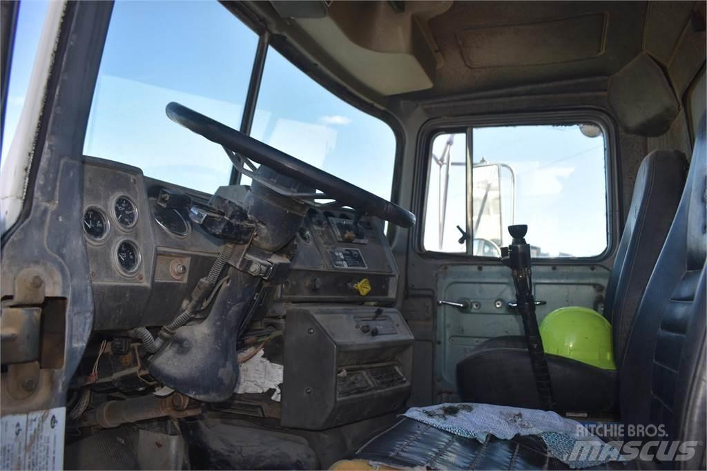 Mack DM690S Kiperi kamioni