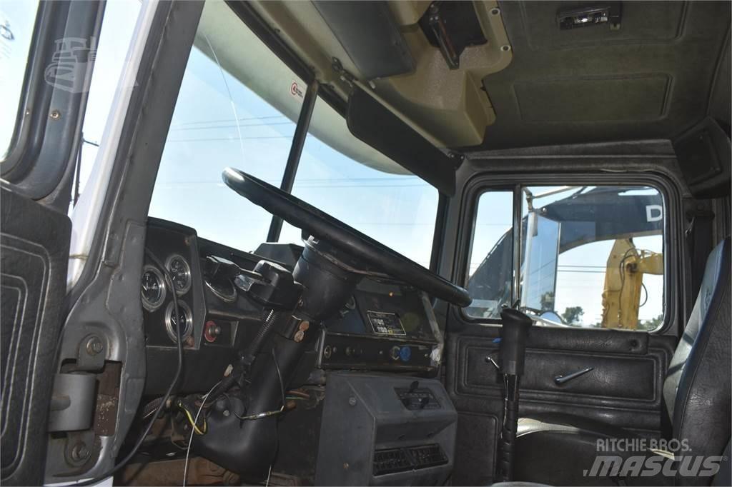Mack RD690S Kiperi kamioni