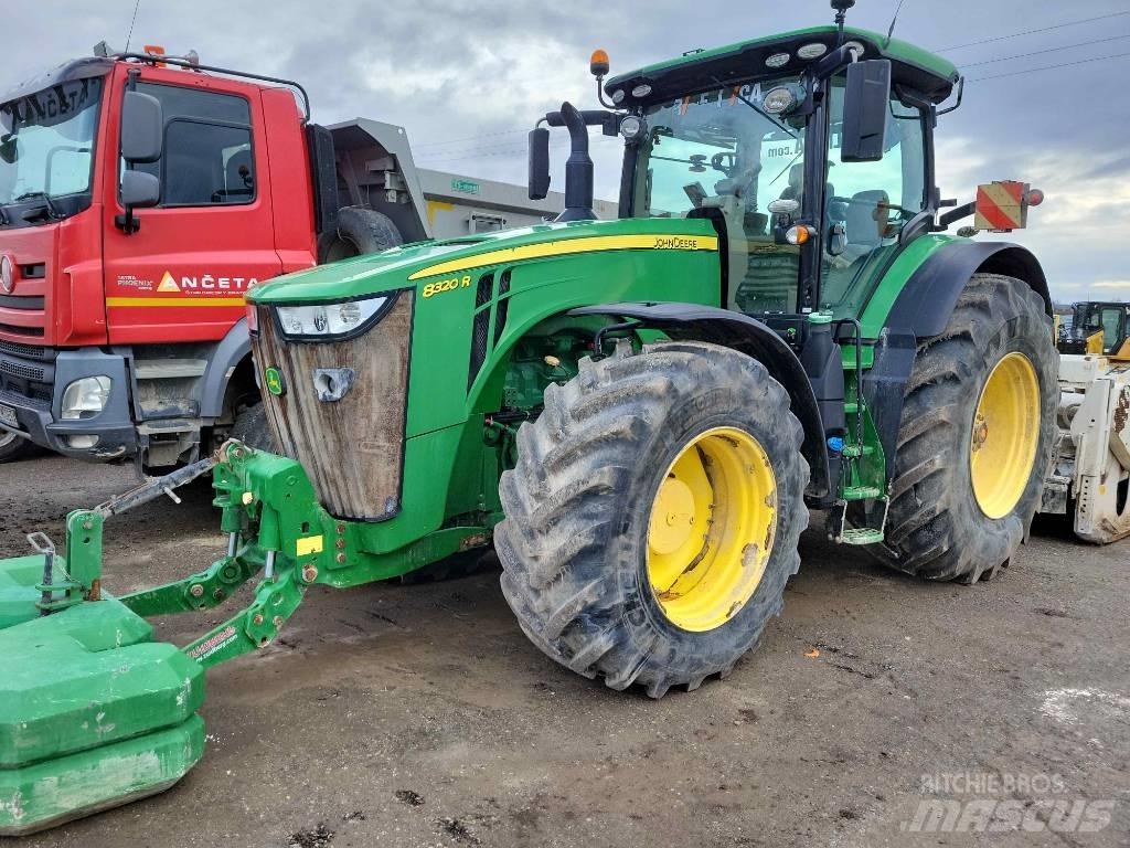 John Deere 8320 R Traktori