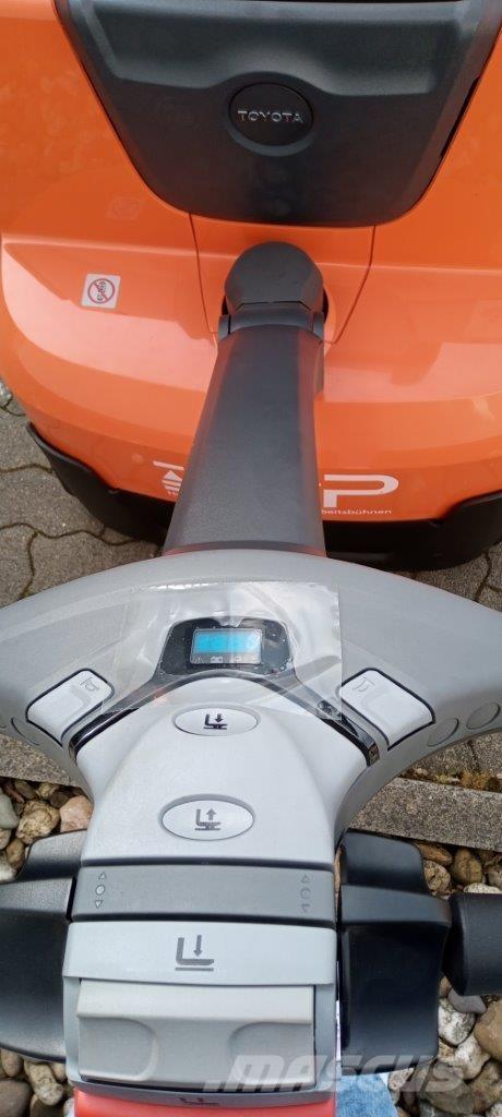 Toyota SWE120L Samopogonski ručni viljuškari