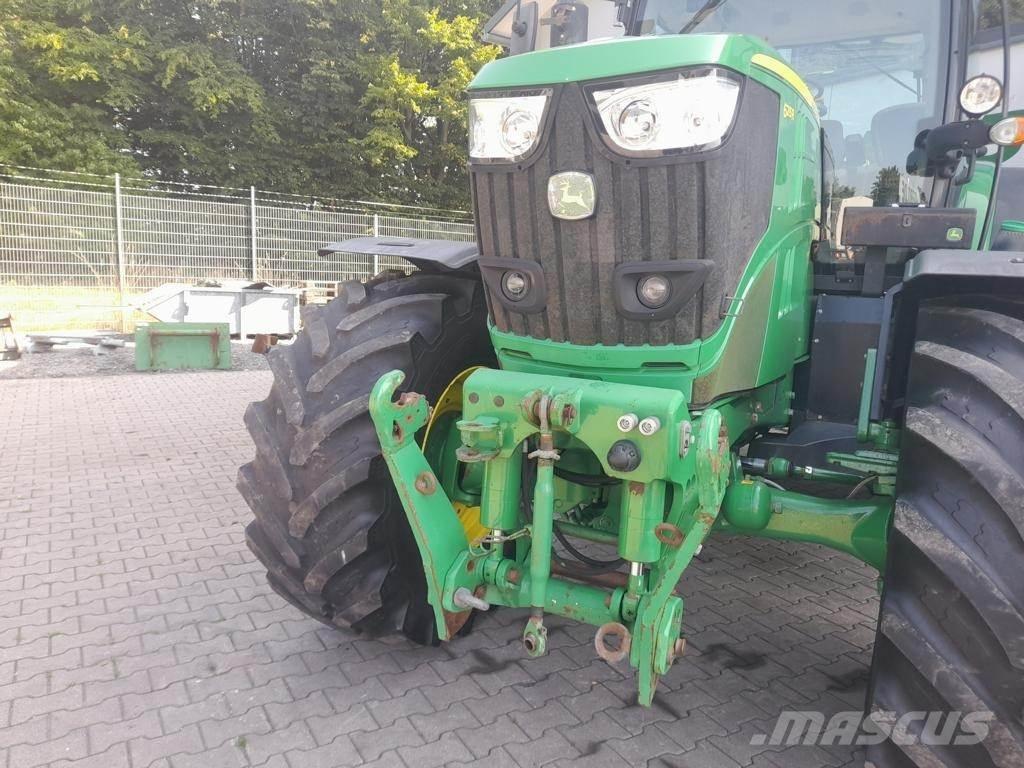 John Deere 6215 R Traktori