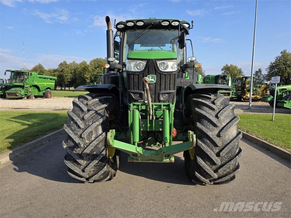 John Deere 6215R Traktori