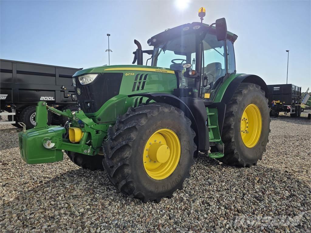 John Deere 6215R Traktori