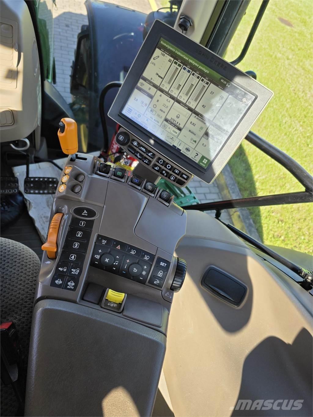 John Deere 6215R Traktori