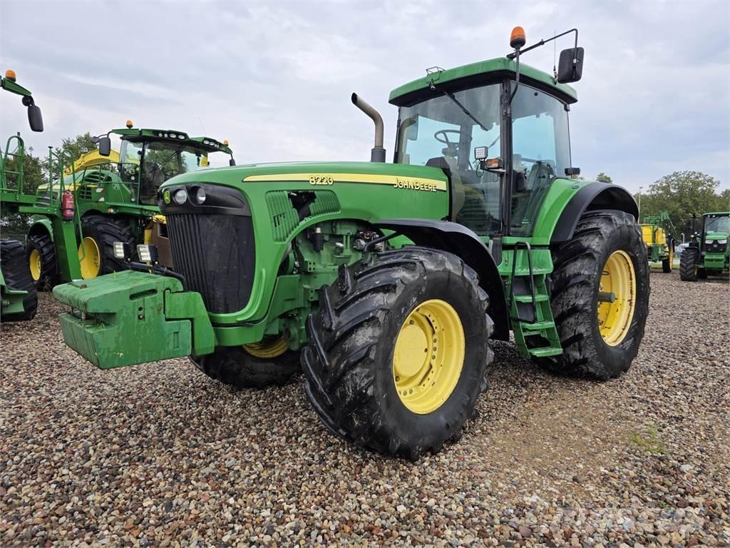John Deere 8220 Traktori