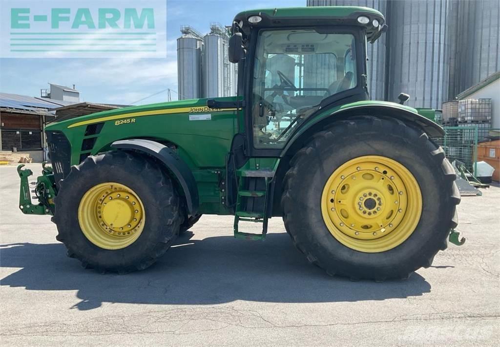 John Deere 8245R Traktori