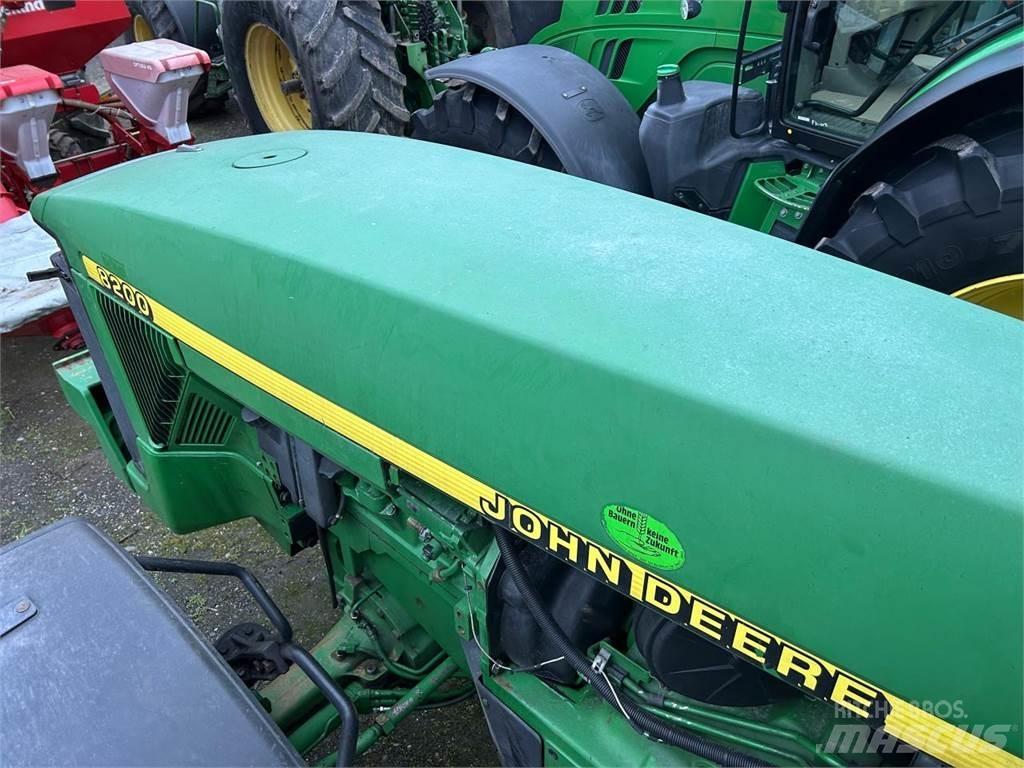 John Deere 8200 Traktori