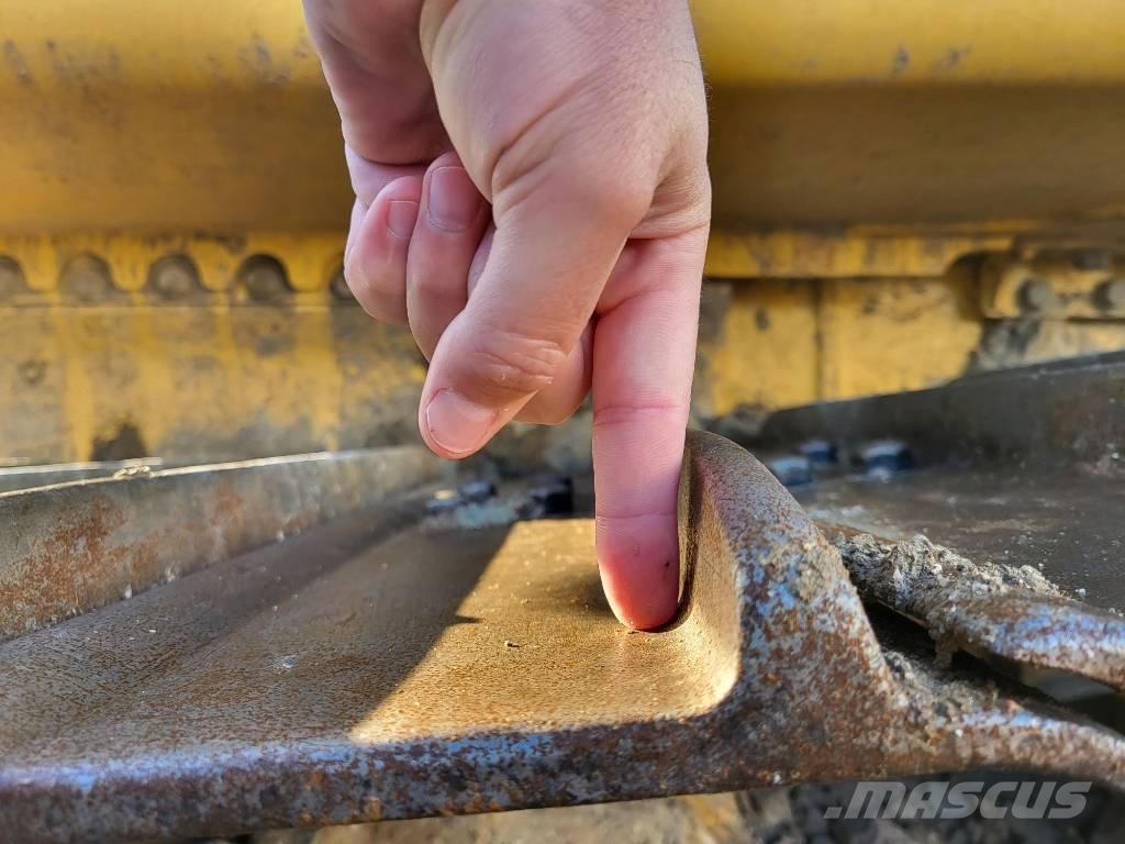 Komatsu D61PXi-24 Buldožeri guseničari