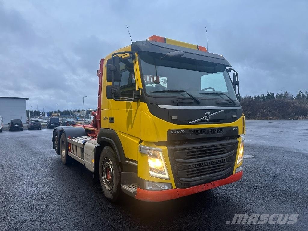 Volvo FM11 370 Rol kiper kamioni sa kukom za podizanje tereta