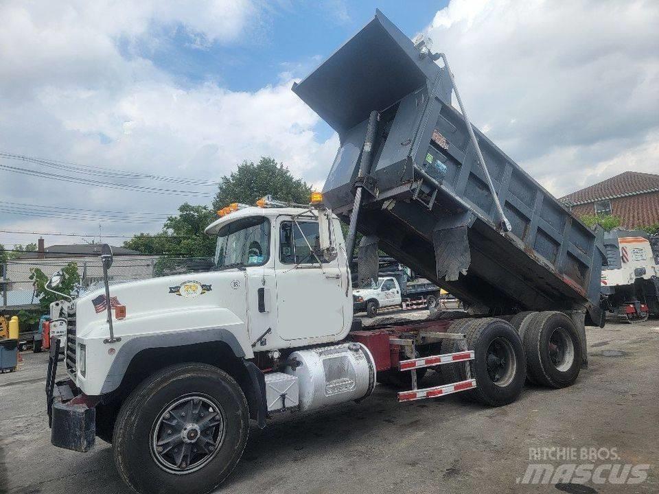 Mack RD 690 SX Kiperi kamioni