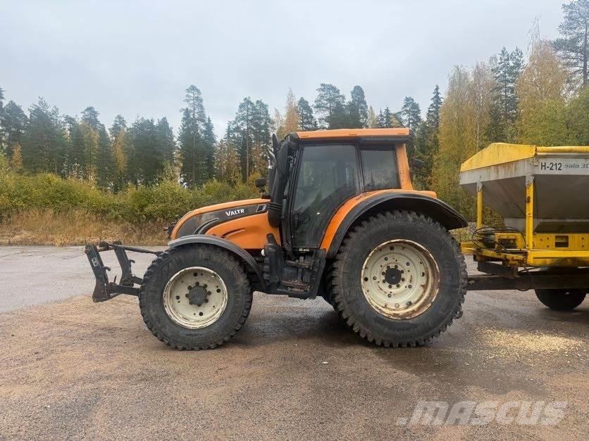 Valtra N142 Traktori