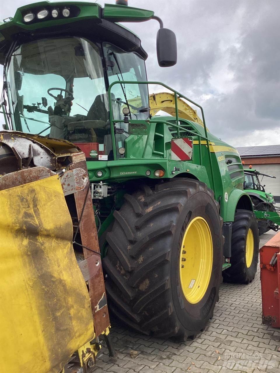 John Deere 8300 Mašine za stočnu hranu sa sopstvenim pogonom
