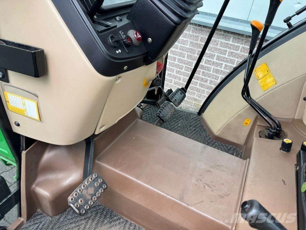 John Deere 5215 Traktori