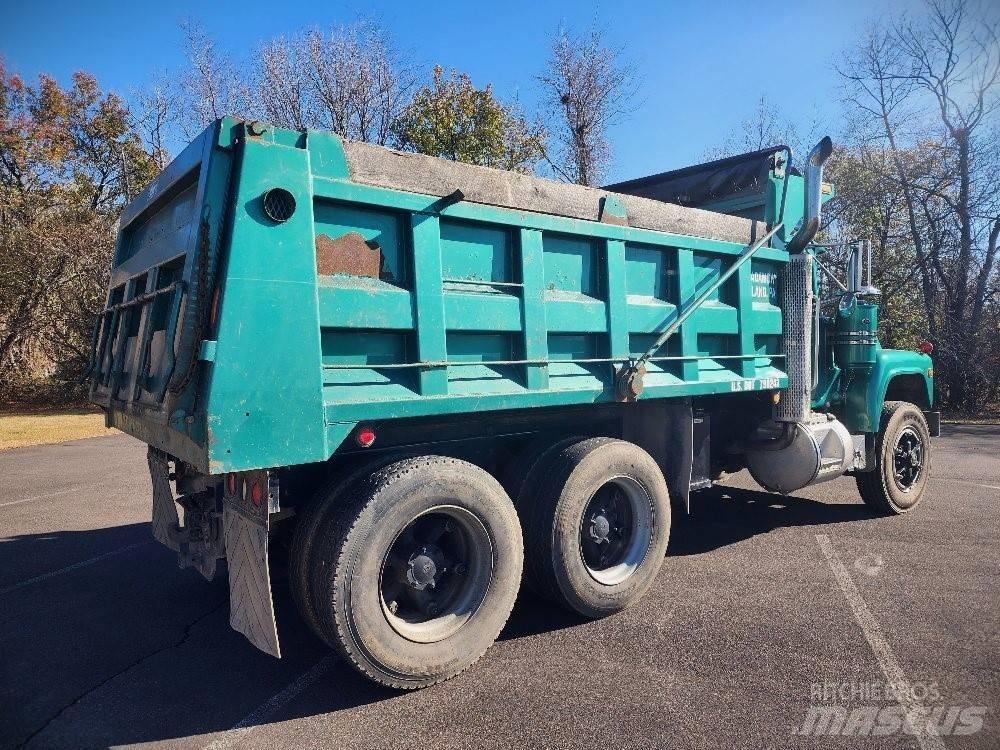 Mack 690S Kiperi kamioni