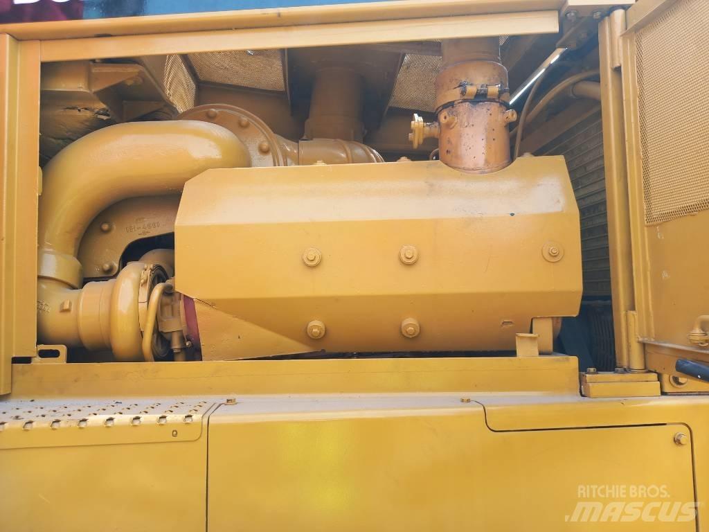CAT D8R (Abu Dhabi) Buldožeri guseničari