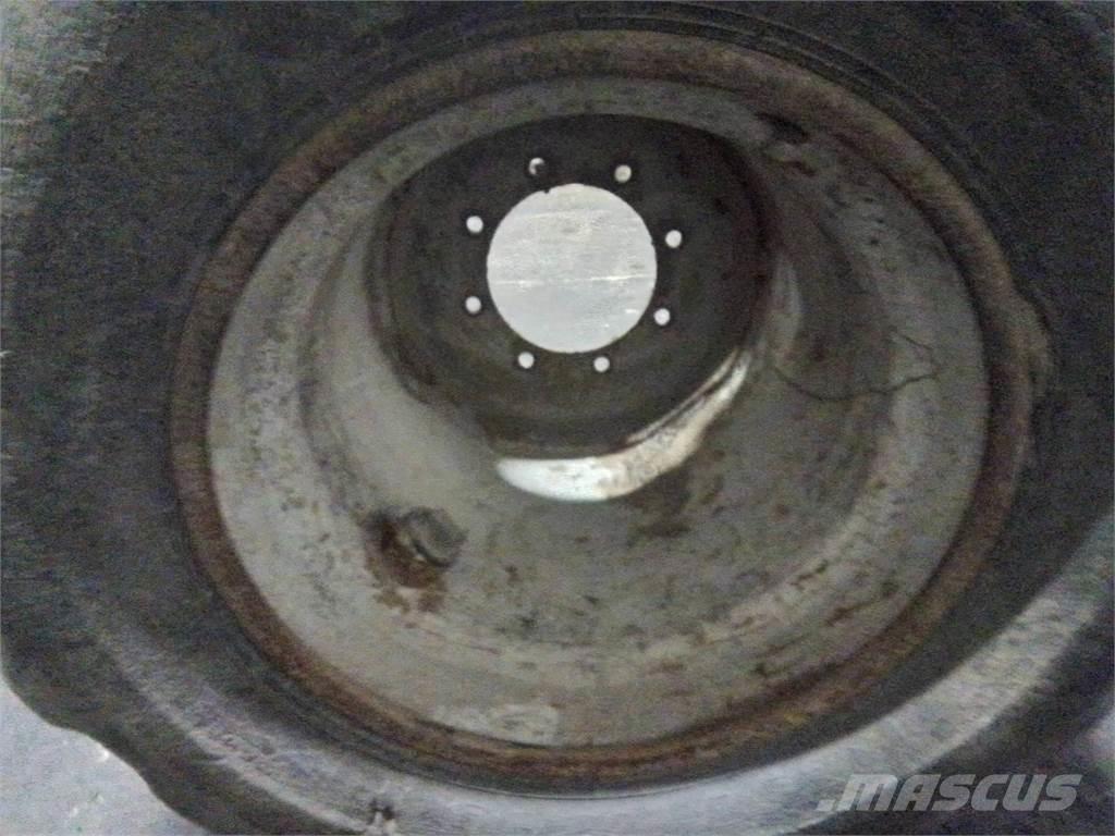 Valmet 820 24x22,5 Gume, točkovi i felne