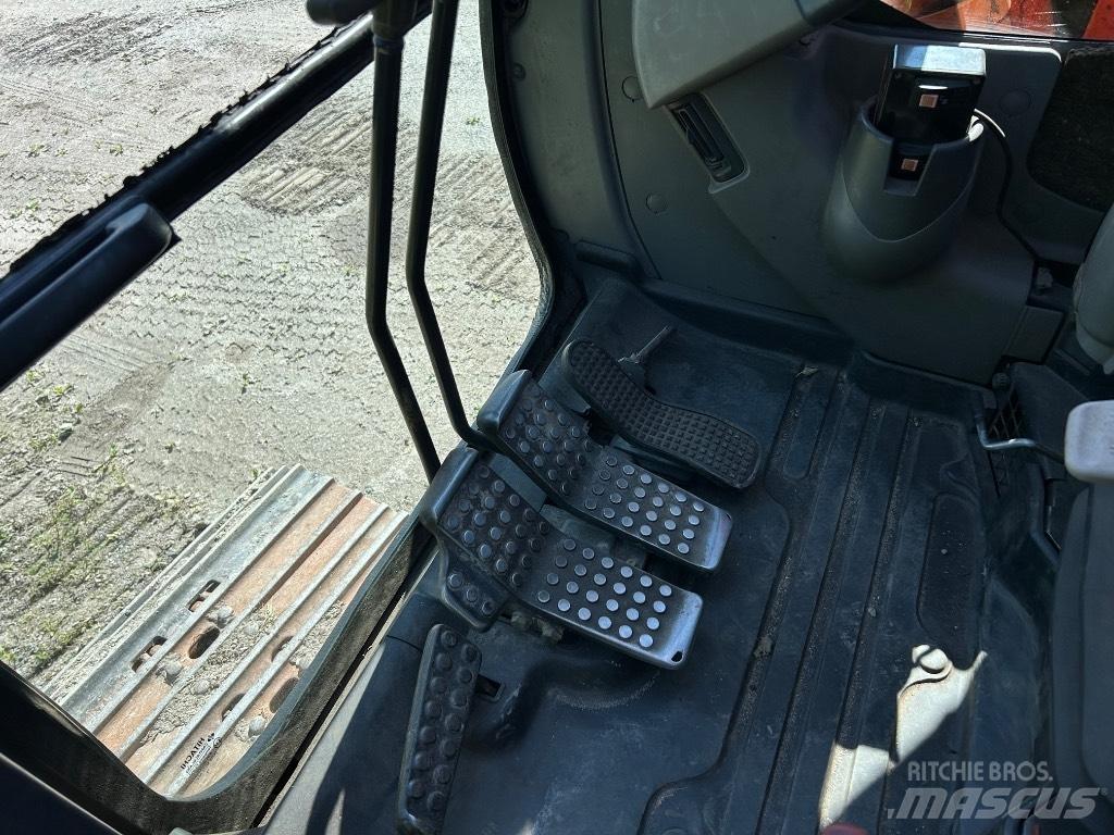 Hitachi ZX 135 US Bageri guseničari