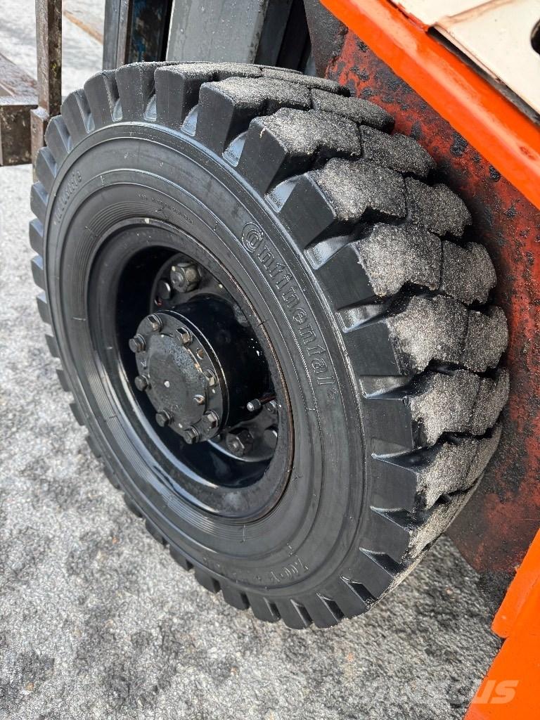 Nissan 25 Plinski viljuškari