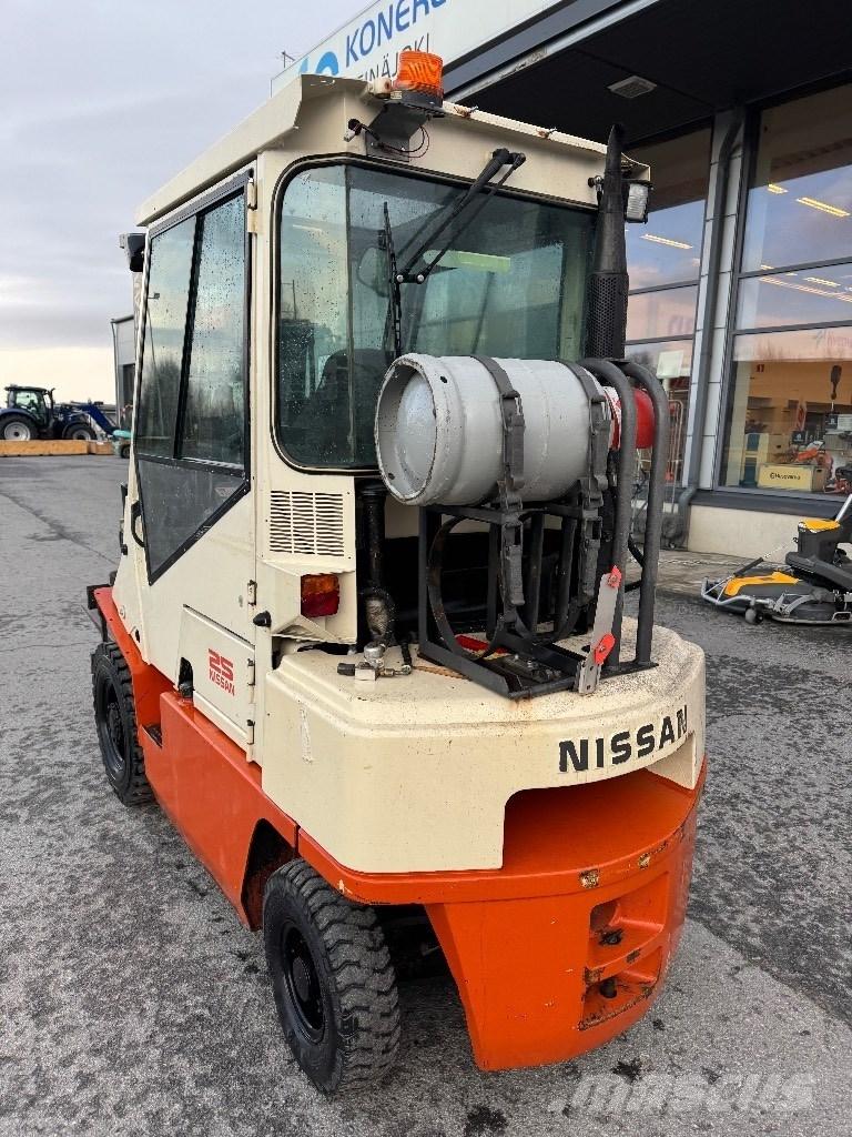 Nissan 25 Plinski viljuškari