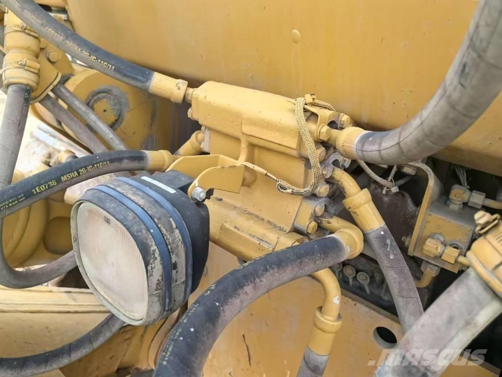 CAT D 8 T Buldožeri guseničari