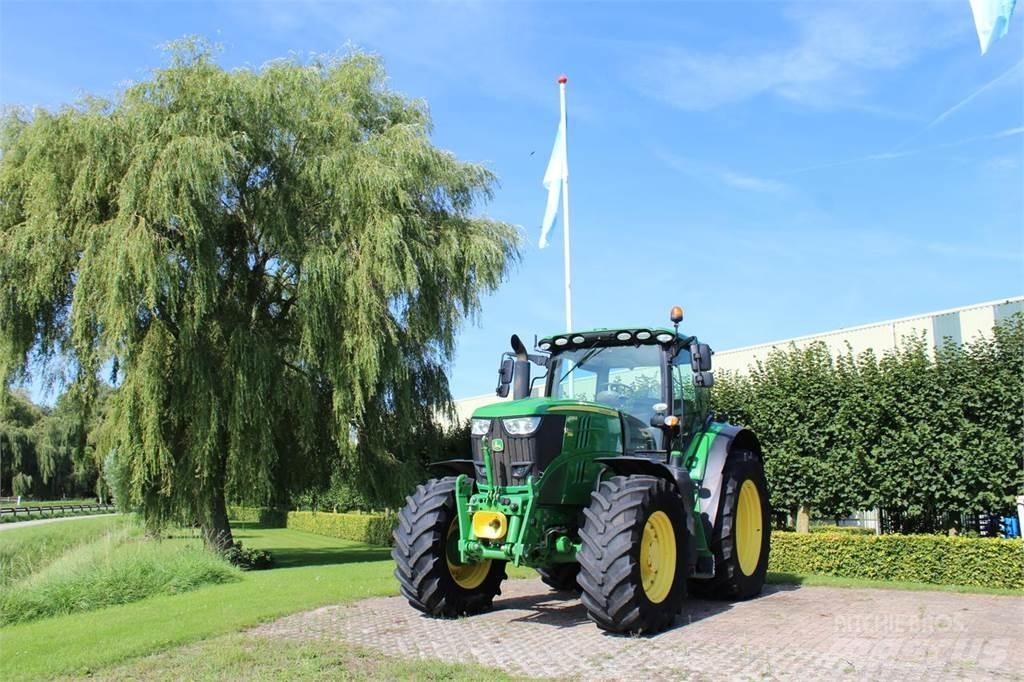 John Deere 6215R Traktori