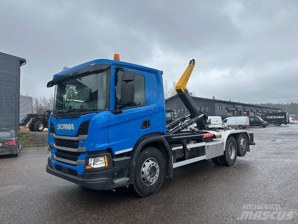 Scania P 360 Rol kiper kamioni sa kukom za podizanje tereta