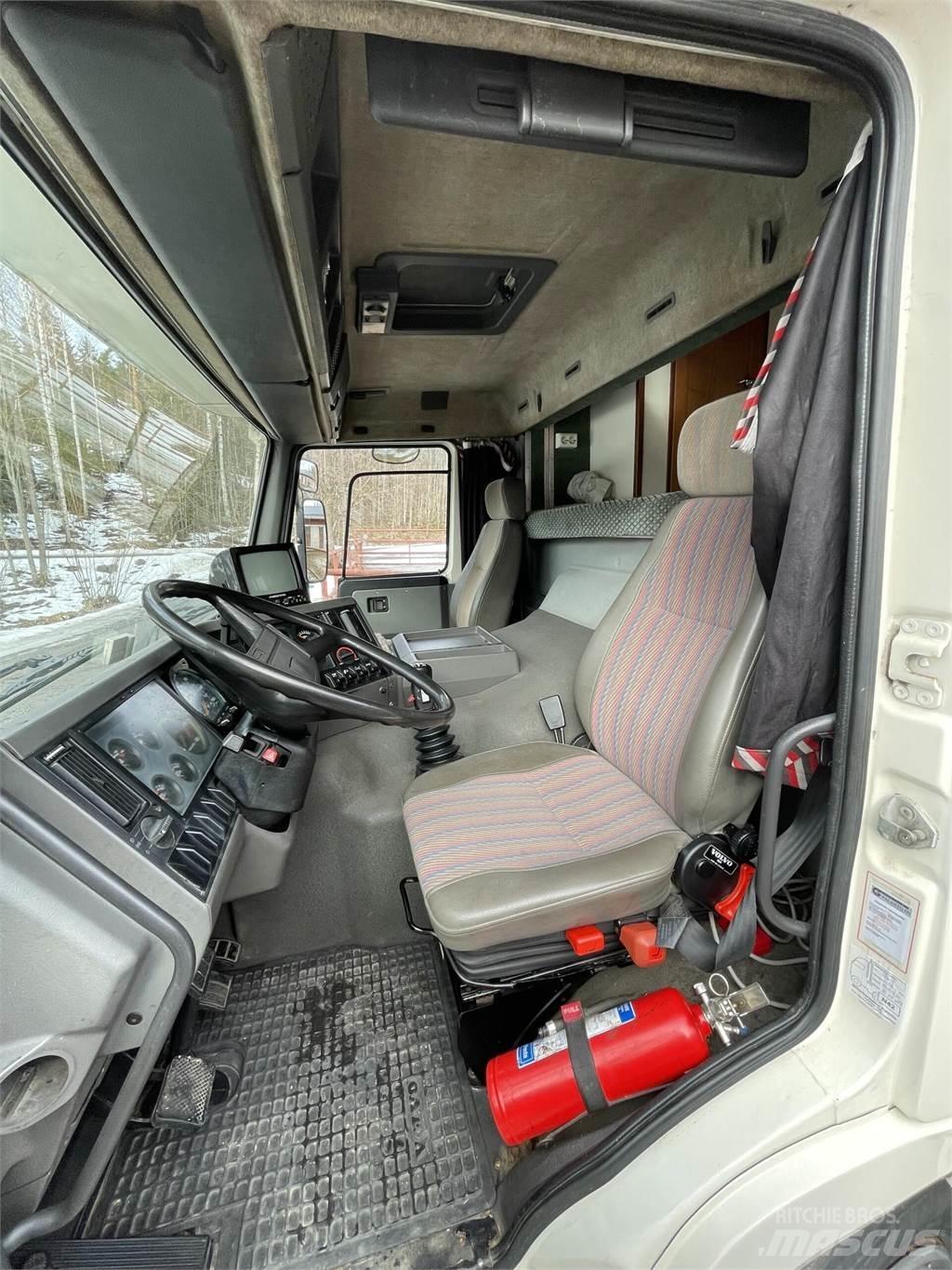Volvo FL7 Kamioni za prevoz životinja