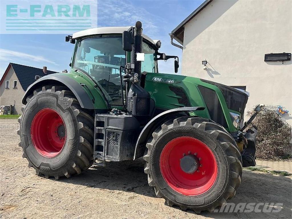 Fendt 826 vario Traktori