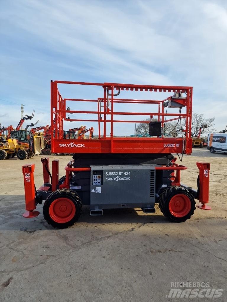 SkyJack SJ 6832 RT Makazaste platforme