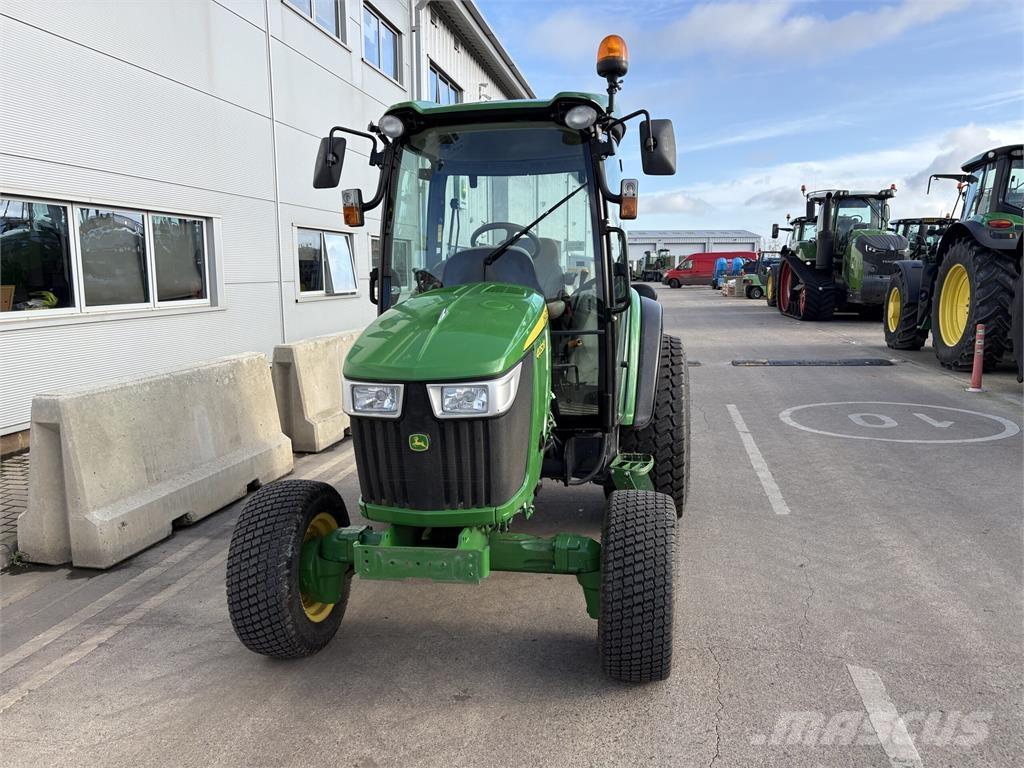 John Deere 4052R Manji traktori