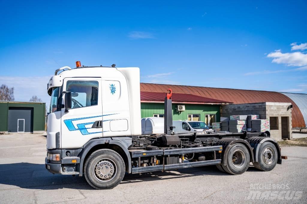 Scania R 144 GB Rol kiper kamioni sa kukom za podizanje tereta