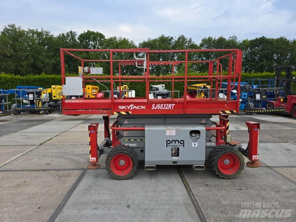 SkyJack SJ 6832 RT Makazaste platforme